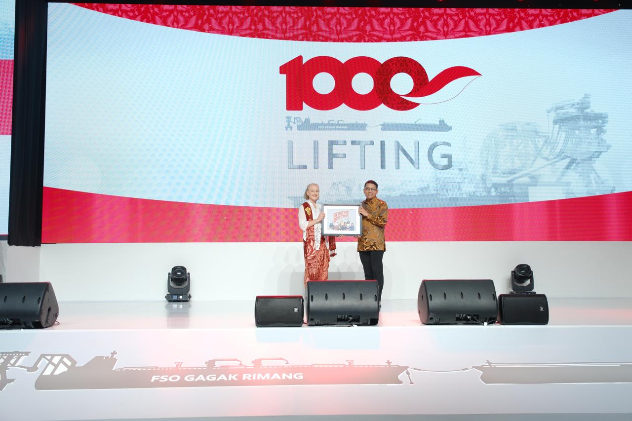 MEMBANGUN KEMANDIRIAN MIGAS: Presiden ExxonMobil Indonesia Carole Gall menyerahkan buku berjudul Bergerak Bersama Direktur Jenderal Energi Baru, Terbarukan, dan Konservasi Energi Kementerian ESDM.