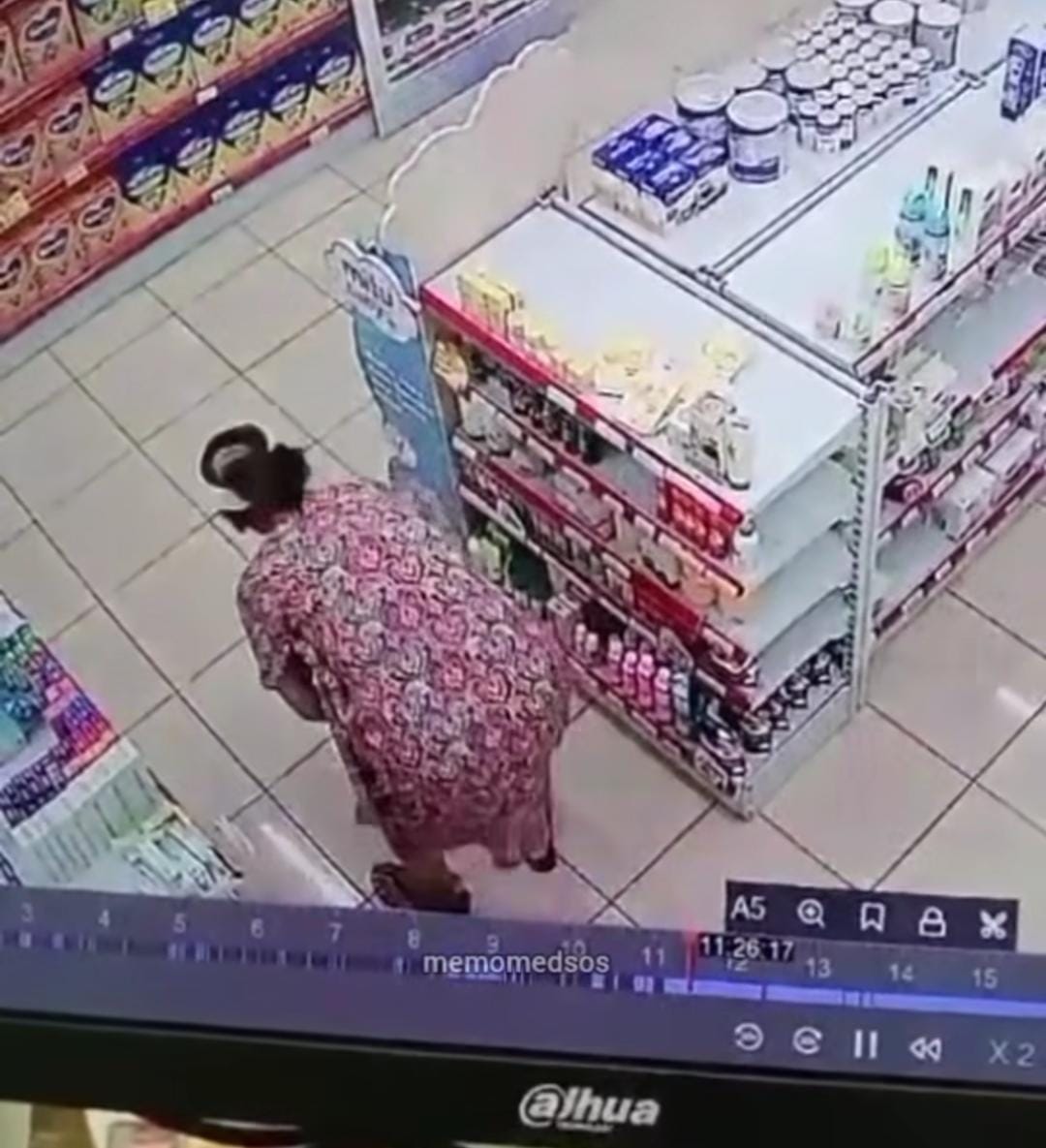 Rekaman CCTV menunjukkan pencuri minimarket yang menggunakan daster desain khusus untuk mencuri.