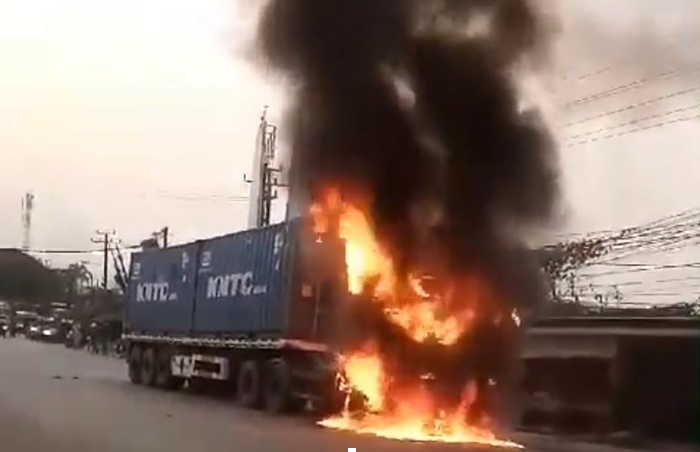 Truk kontainer yang terlibat kecelakaan di Cikande, Serang kondisinya terbakar setelah menabrak sejumlah kendaraan.