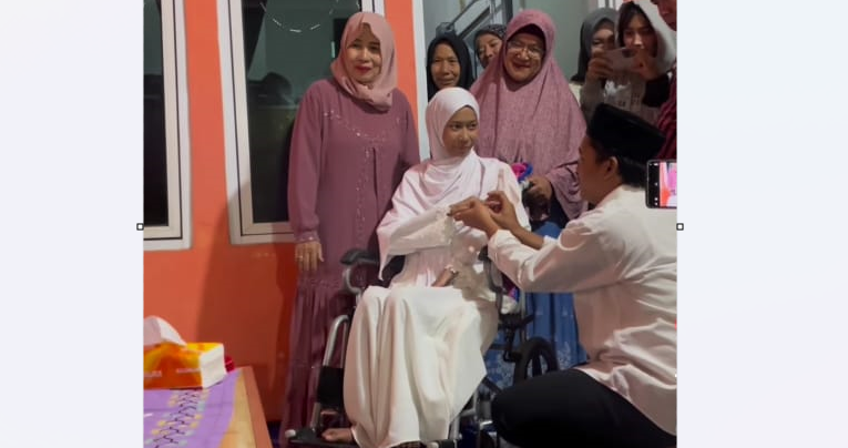 Albi, seorang pria yang setia, akhirnya menikahi kekasihnya, Shella, seorang tiktoker yang berjuang melawan kanker ovarium.