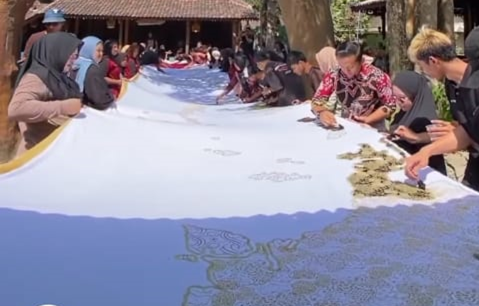 Gotong royong membatik untuk merayakan HUT RI ke-79 yang diikuti disabilitas.
