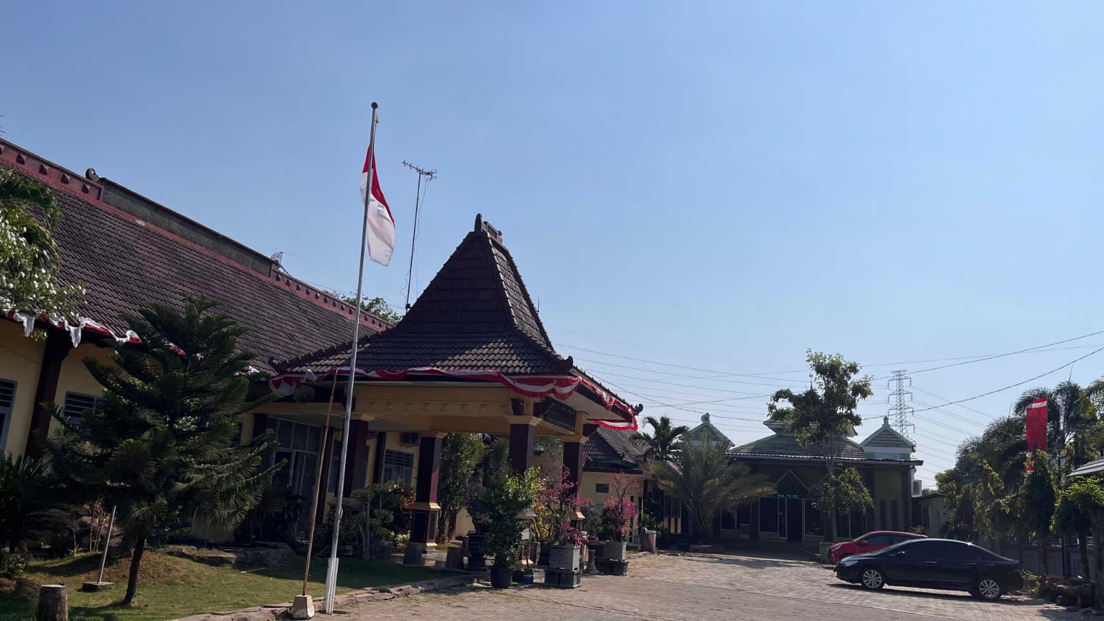 Lapangan SMAN 4 Tuban pernah dijadikan latihan Paskibraka oleh Briptu TW, mantan ajudan Kapolres Tuban.