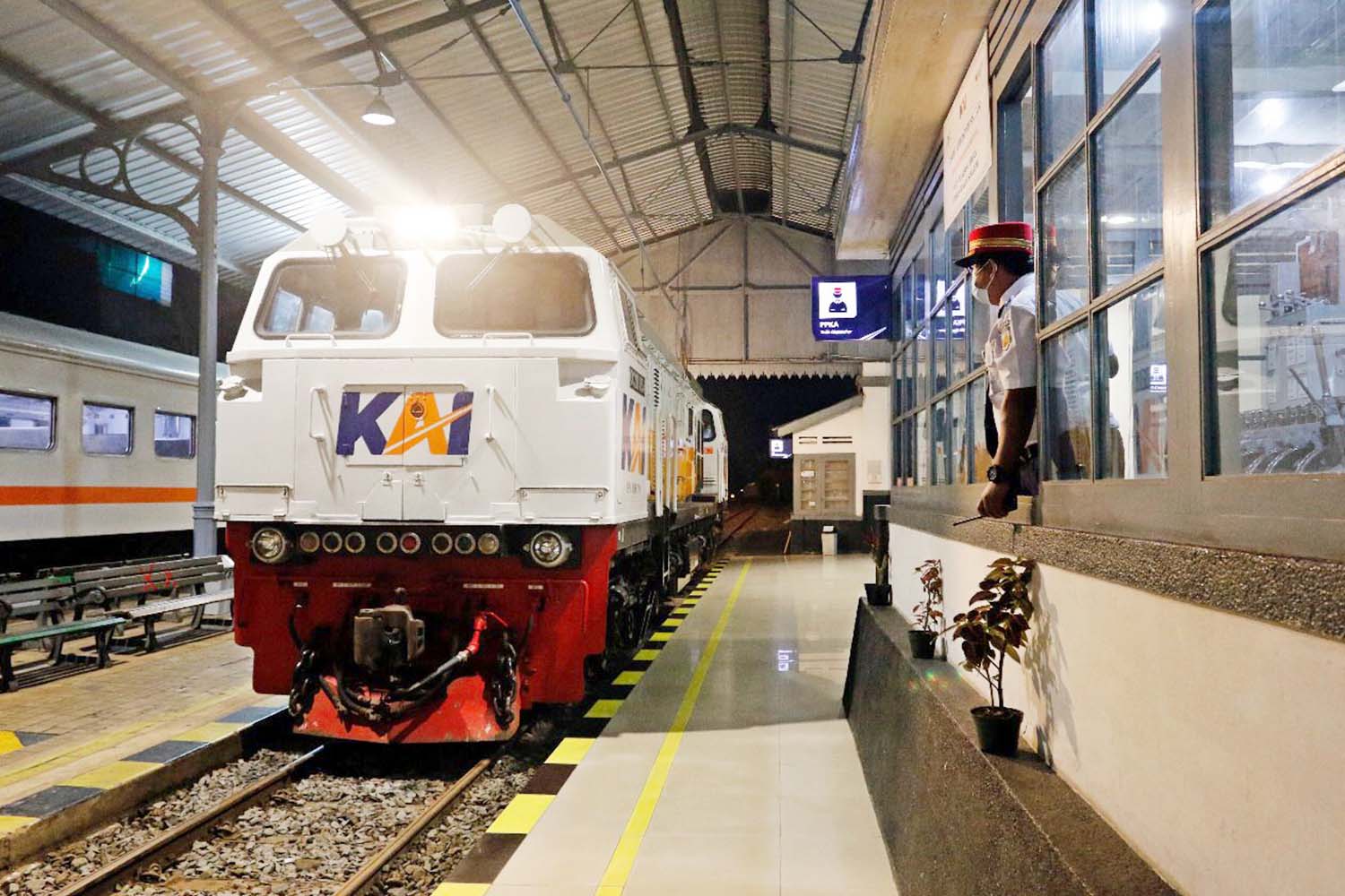 Kereta api Indonesia beserta sejarah singkat dari zaman ke zaman.