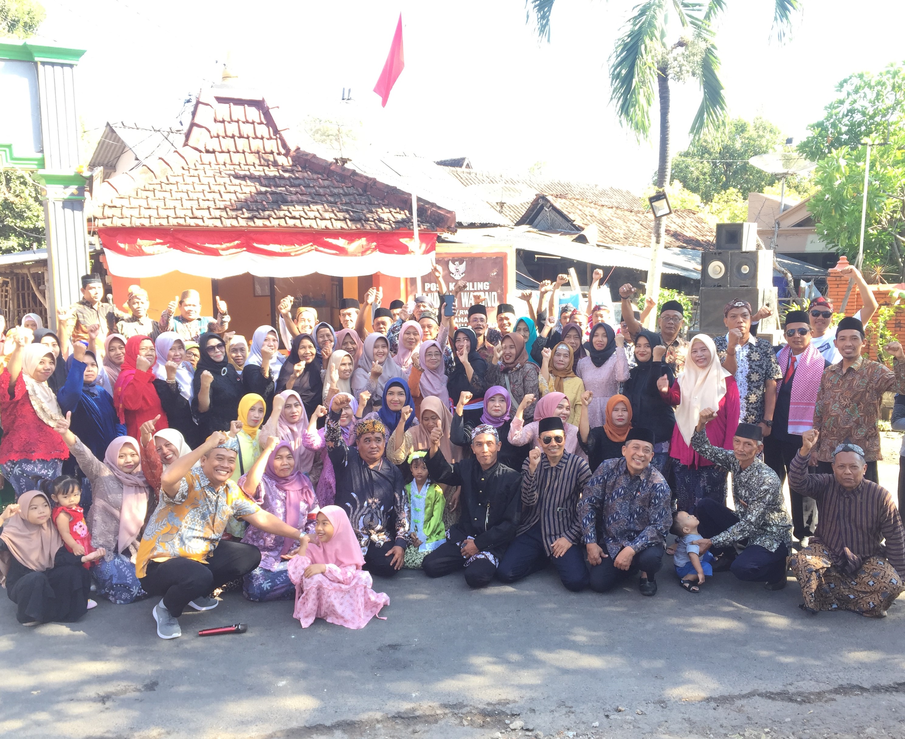 Warga berfoto bersama setelah upacara selesai
