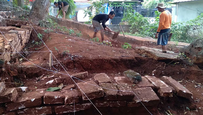 GALI SEJARAH: Tim BPCP Jatim melakukan survei ekskavasi pada situs Atas Angin di Kelurahan Gedongombo, Kecamatan Semanding.