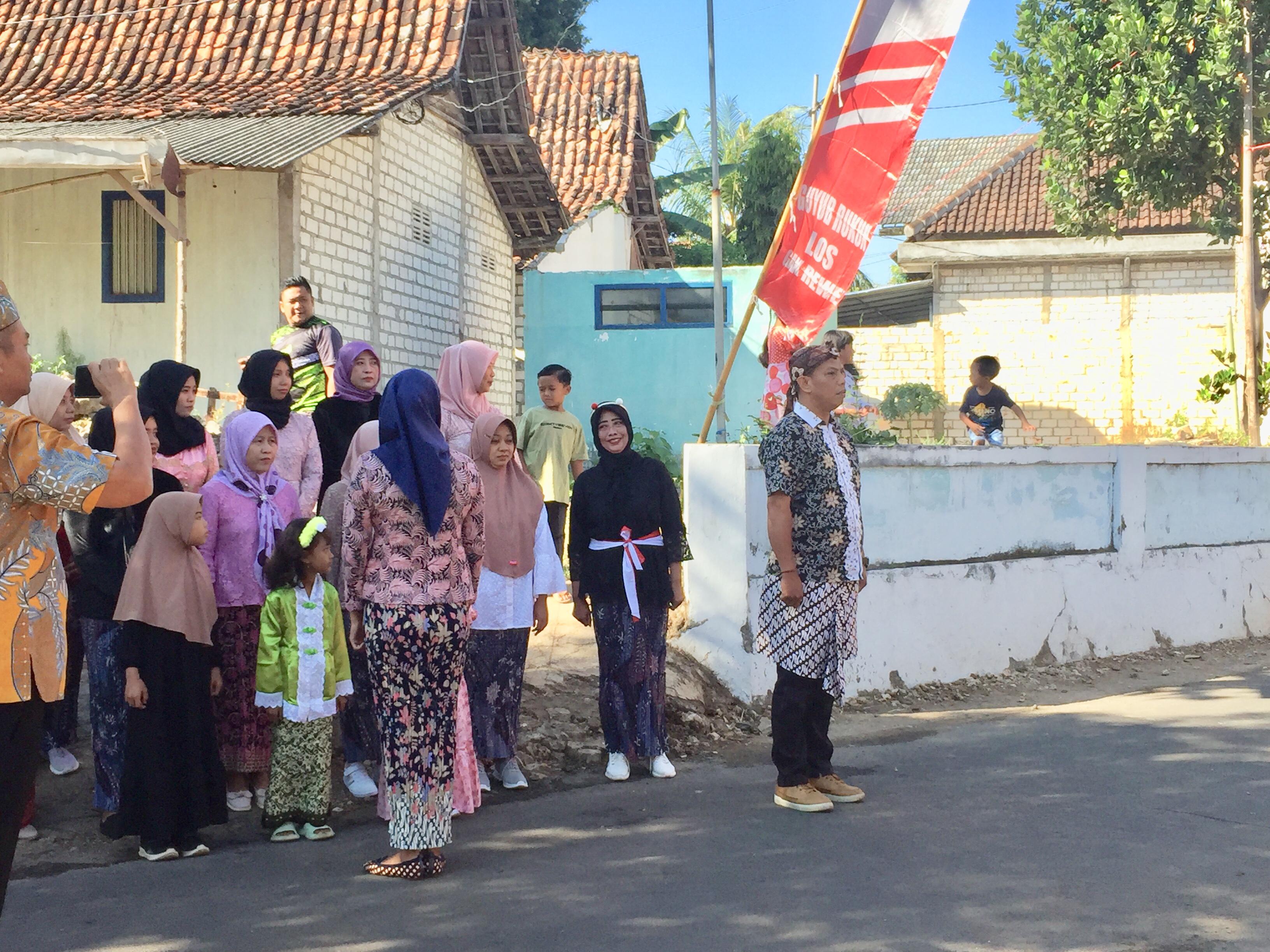 Pemimpin upacara beserta regu paduan suara bersiap melaksanakan upacara
