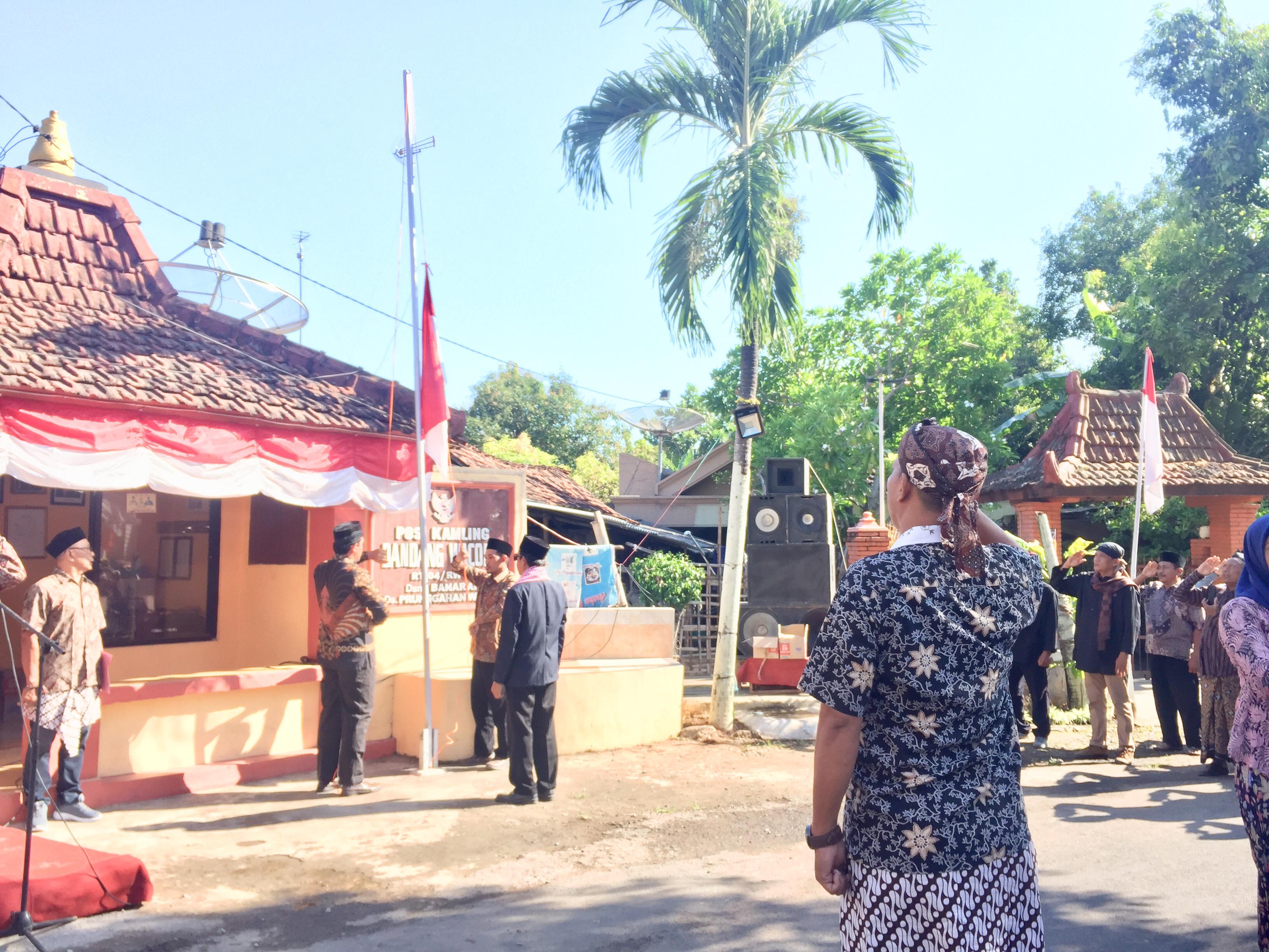 Proses pengibaran sang merah putih yang berjalan khidmat