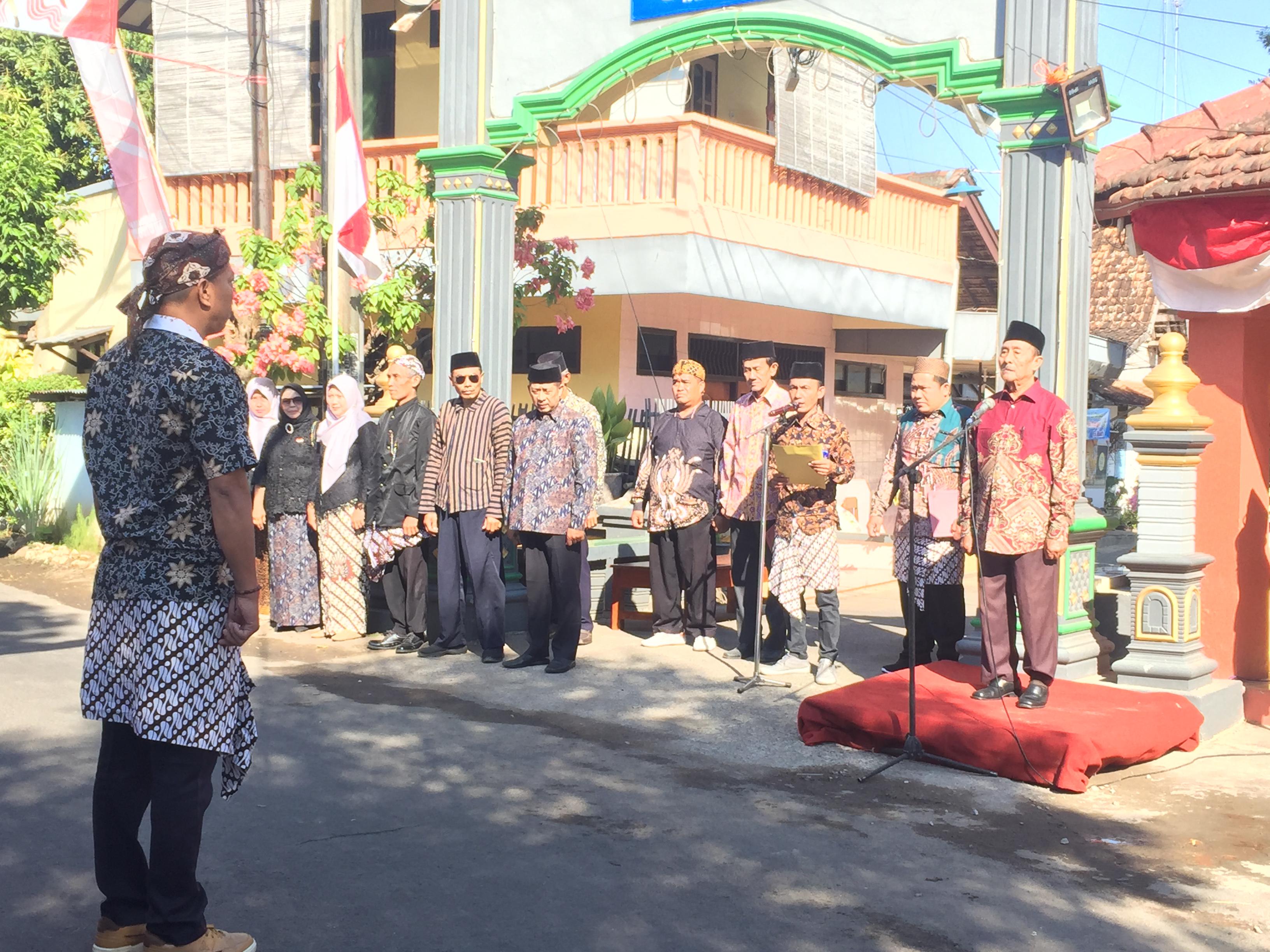 Sejumlah perangkat desa Dusun Banaran RT.04 RW.03 Desa Prunggah Wetan ikut partisipasi pada upacara 17 Agustus
