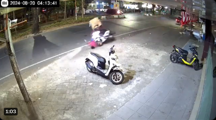 Rekaman yang menunjukkan tabrak lari pemotor N Max di Makassar.