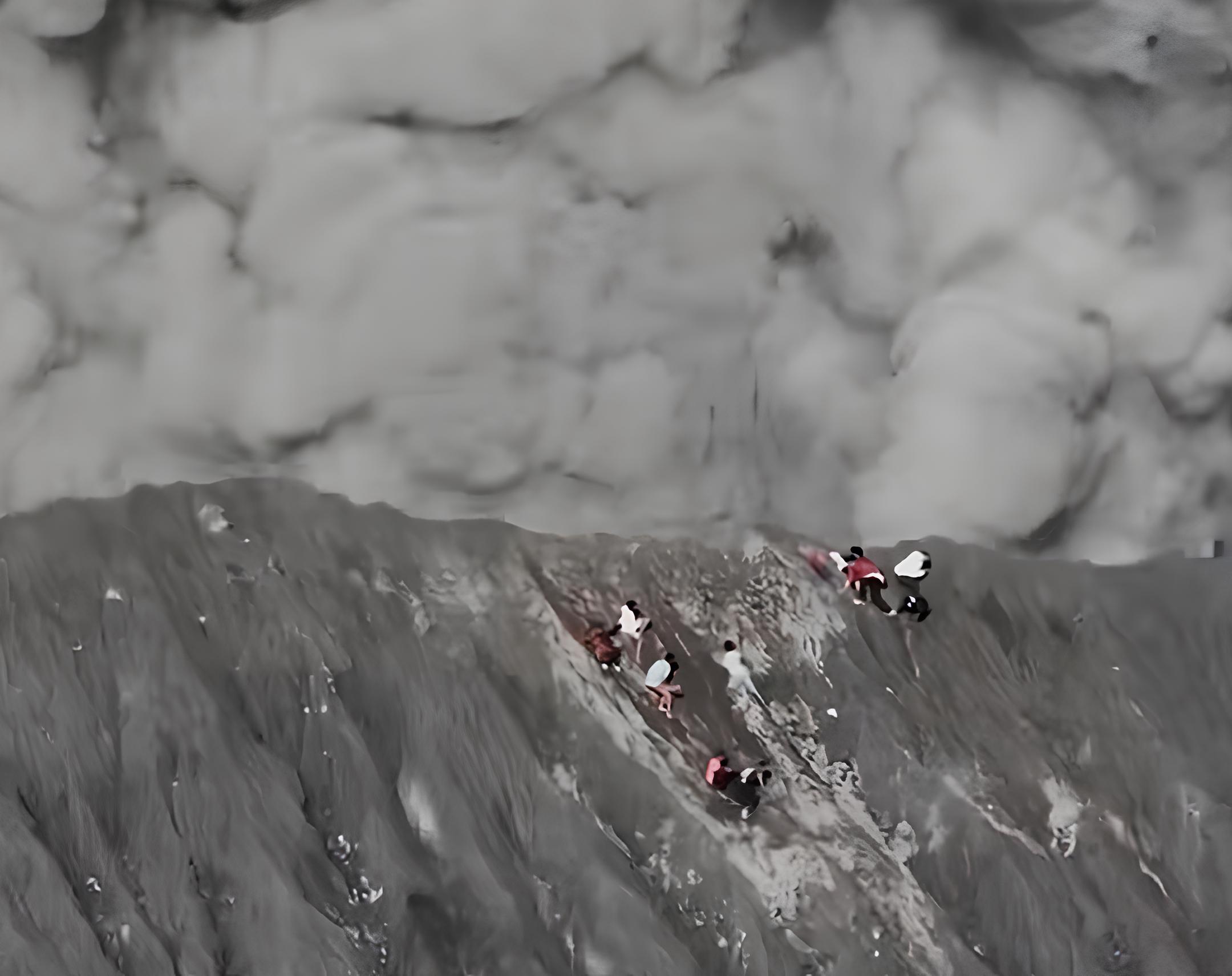 Pendaki saat erupsi Gunung Dukono yang terekam dalam video.