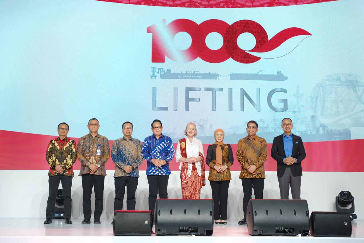 Presiden ExxonMobil Indonesia Carole Gall  (empat dari kanan) bersama pemangku kepentingan perminyakan di tanah air pada acara Pengapalan FSO ke-1.000 dari Blok Cepu.