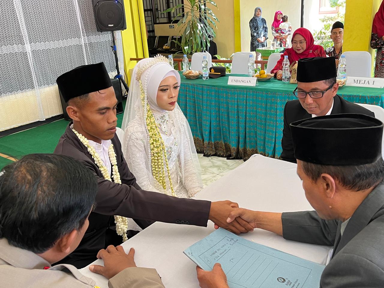 Calon pengantin saat melakukan ijab kabul di depan penghulu.