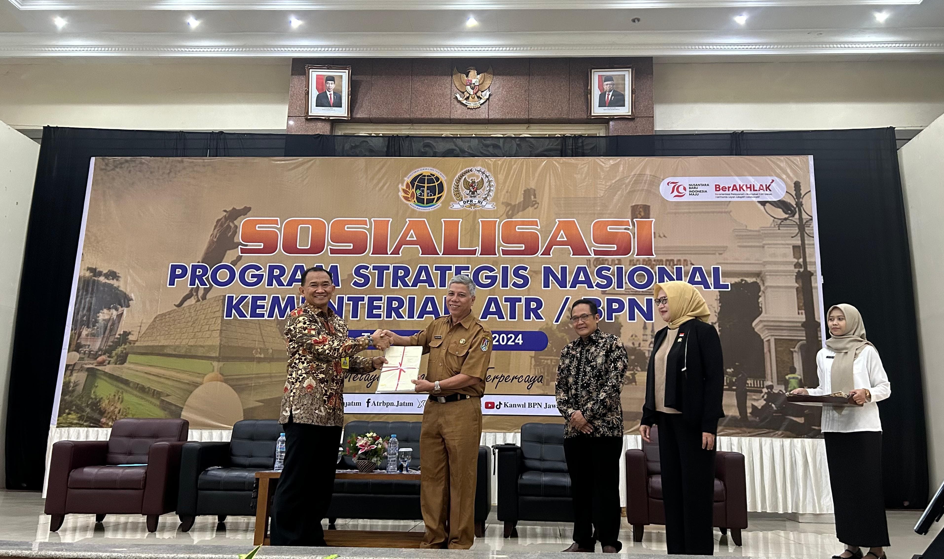 Kepala BPKPAD Tuban Agung Triwibowo menerima 50 sertipikat elektronik tanah aset Pemkab Tuban dari BPN Tuban.