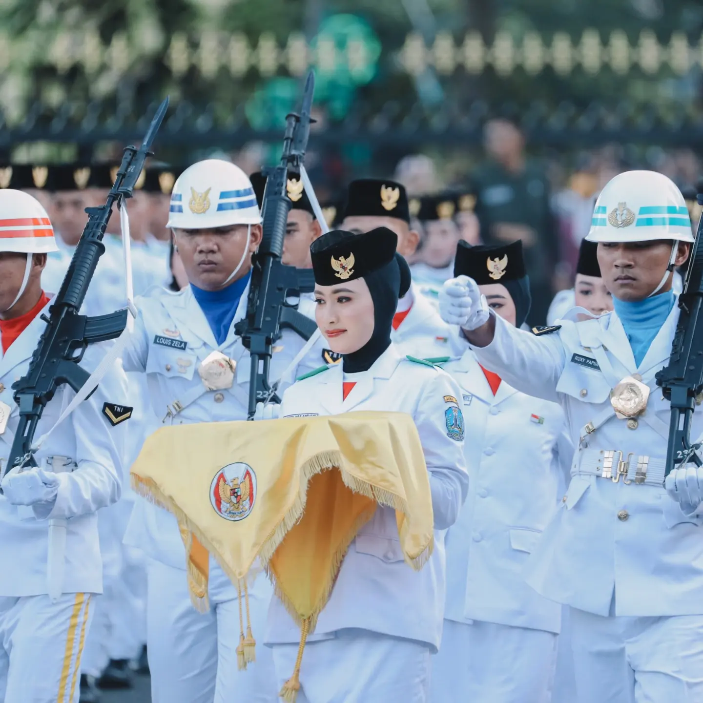 Puteri, saat menjadi pembawa baki upacara Kemerdekaan Republik Indonesia di Grahadi, Surabaya.
