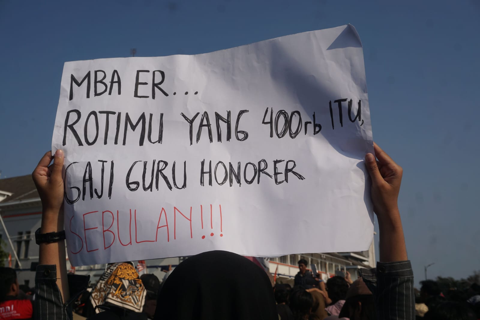Tulisan pendemo Kawal Putusan MK yang menkritik gaya hidup mewah Erina Gudono, menantu Presiden Jokowi.