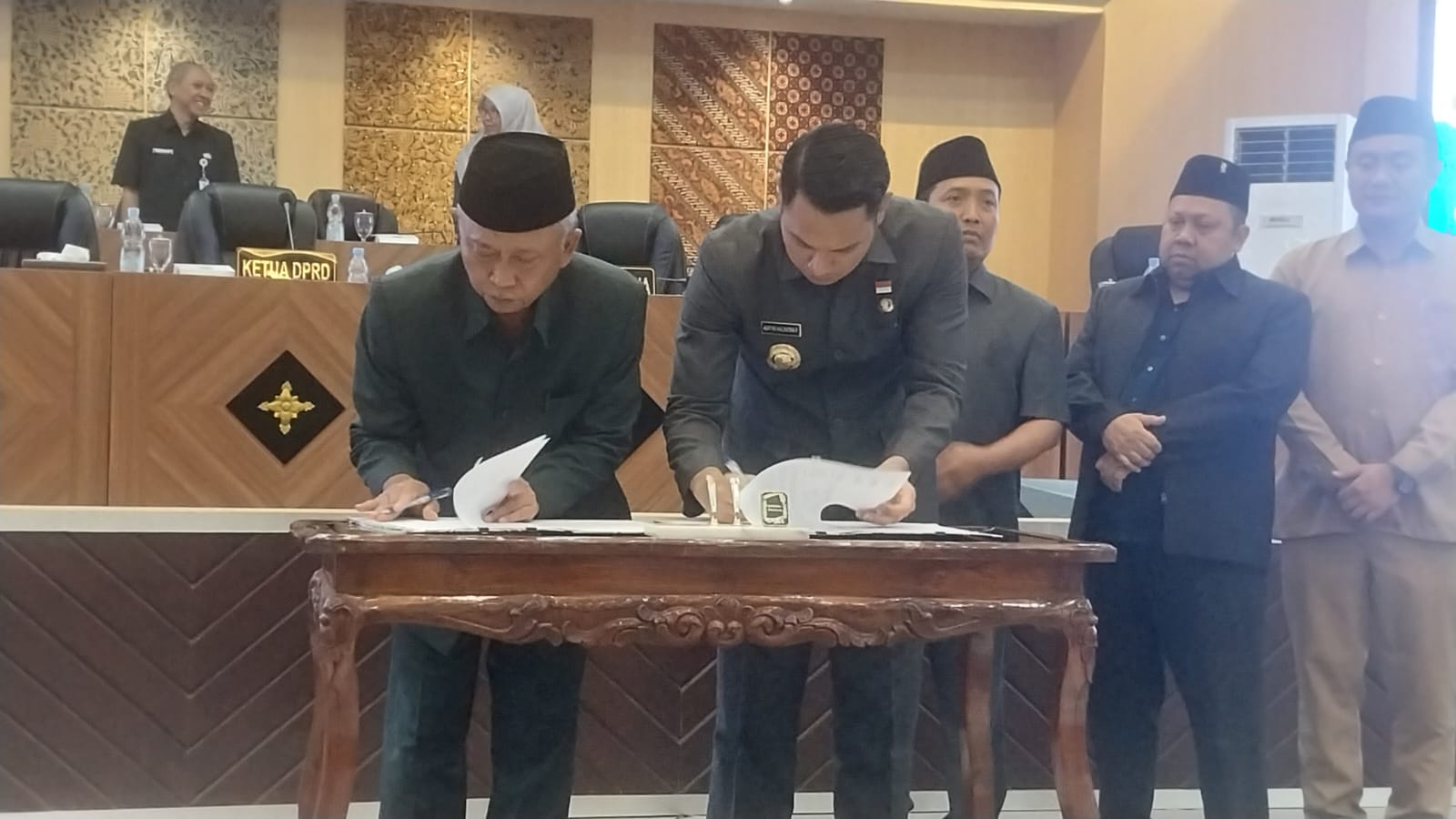 Miyadi menandatangani persetujuan P-APBD 2024 bersama bupati pada Rabu (21/8) lalu.