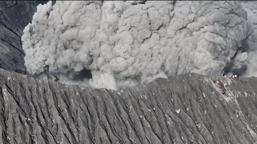 Rekaman dari udara Gunung Dukono saat sedang erupsi.