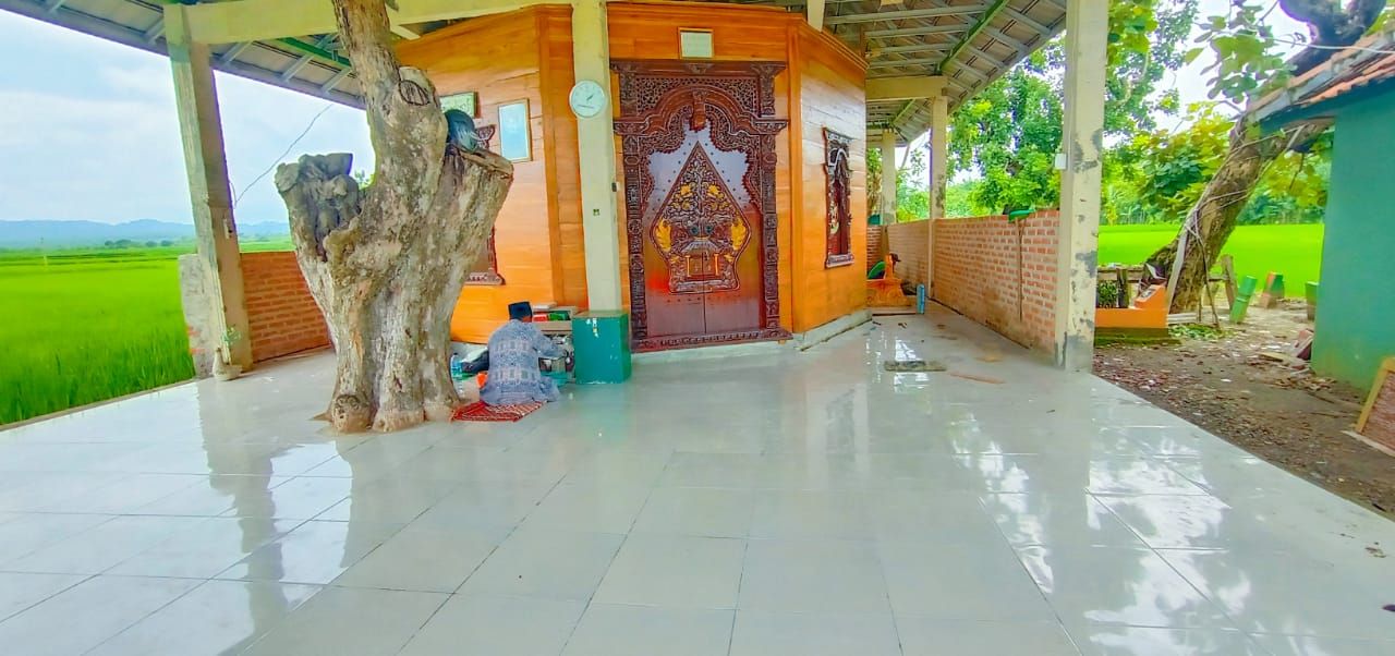 Makam yang dipercaya persemayaman Sunan Kalijaga di Desa Medalem, Kecamatan Senori, Tuban.