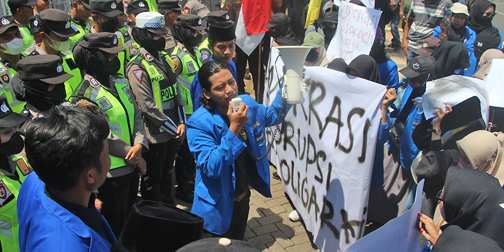 Aliansi BEM se- Kabupatun Tuban dan PMII menggelar aksi unjuk rasa di depan gedung DPRD Tuban Senin (26/8).