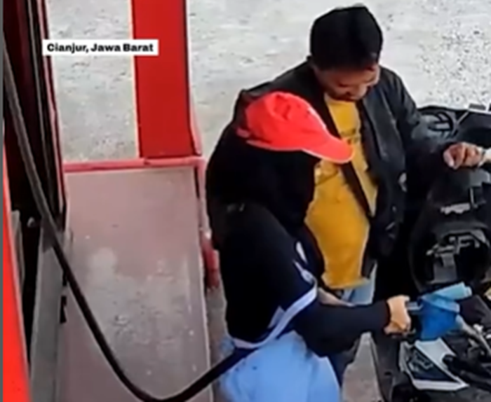 Rekaman video CCTV yang merekam tindakan cabul seorang pengendara motor di Cianjur.