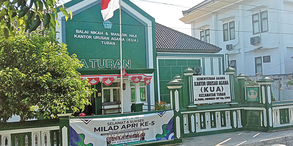 MENIKAH DI SINI GRATIS: KUA Kecamatan Tuban di Jl.Panglima Sudirman Tuban. Jika ingin menikah gratis, maka langsung datang ke KUA.