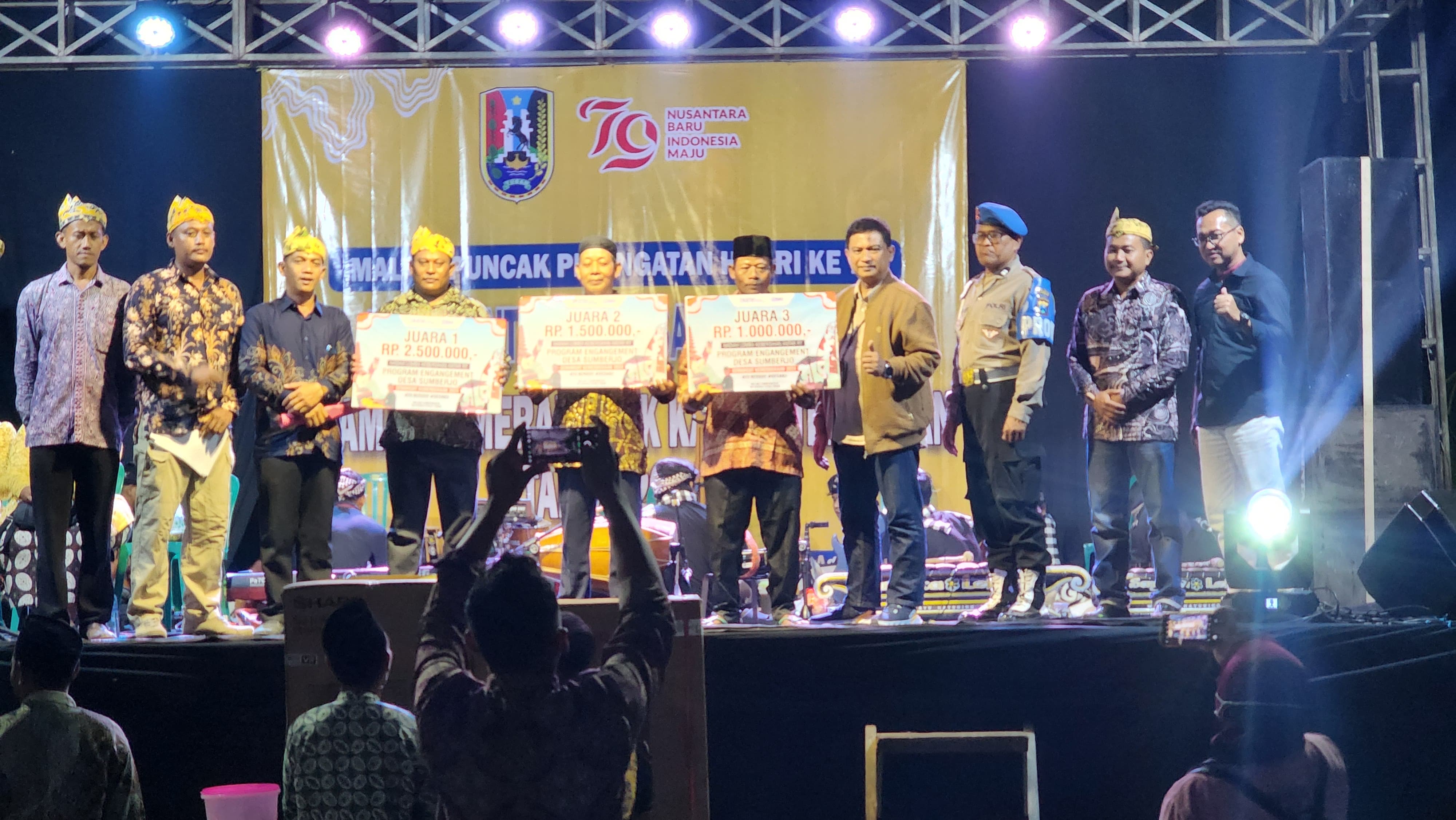Penyerahan hadiah pemenang bersih desa olehMochamad Ayub, Manager Bisnis Mikro (MBM) BRI