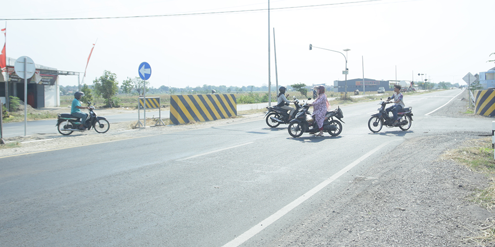 Meski telah terpasang rambu, sejumlah pengendara nekat melawan arus di JLS Desa Kembangbilo, Kecamatan Tuban, Kamis (29/8).