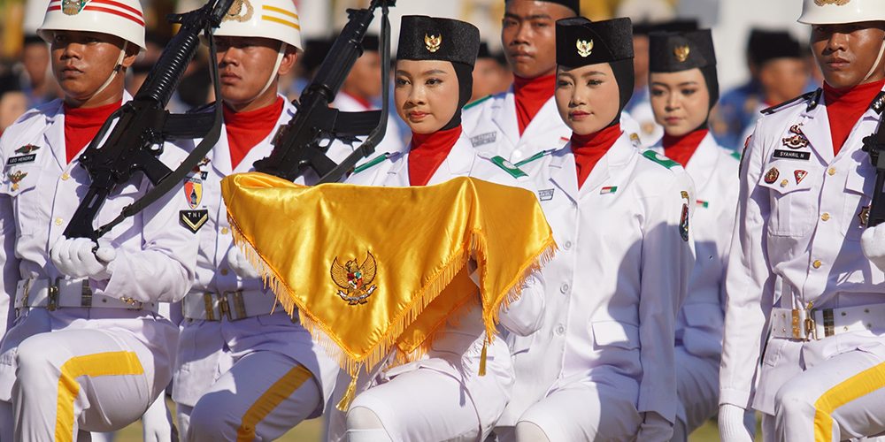 Indhira Yuan Kinanti melaksanakan tugasnya sebagai pembawa baki saat upacara HUT Kemerdekaan Indonesia di GOR Rangga Jaya Anoraga, 17 Agustus lalu.