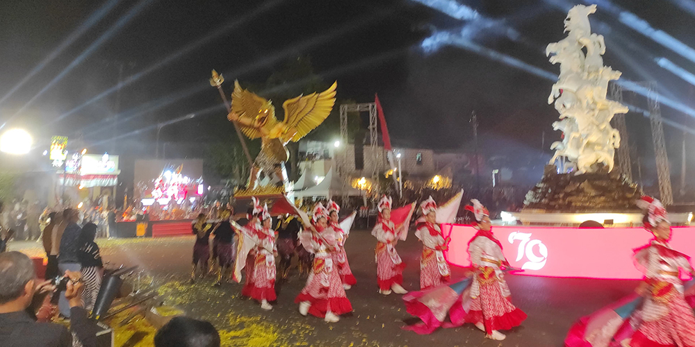 Potret kemeriahan Tuban Specta Night Carnival dari lokasi start di Bundaran Sleko.