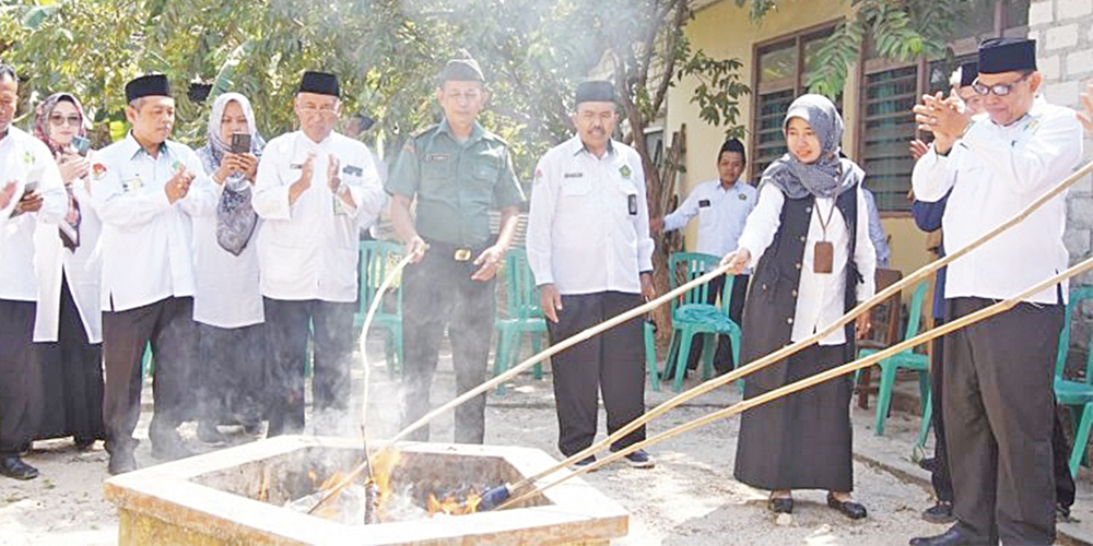 Kepala Kemenag Tuban Umi Kulsum menghanguskan buku nikah lama.