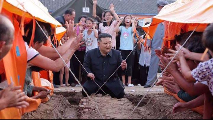 Kim Jong Un, Pemimpin Tertinggi Korea Utara saat menjenguk camp pengungsian banjir.