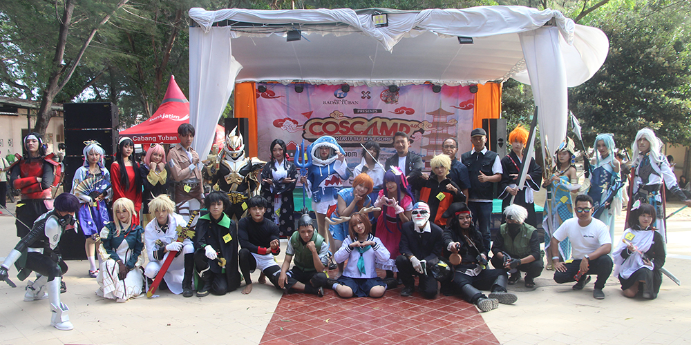 KEKOMPAKKAN: Para peserta cosplayer coscamp 4.0 Dokuritsu Matsuri foto bersama.
