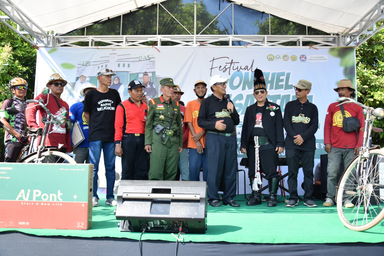 Festival Onthel Nusantara Mahad Bahrul Huda yang diikuti ribuan peserta.
