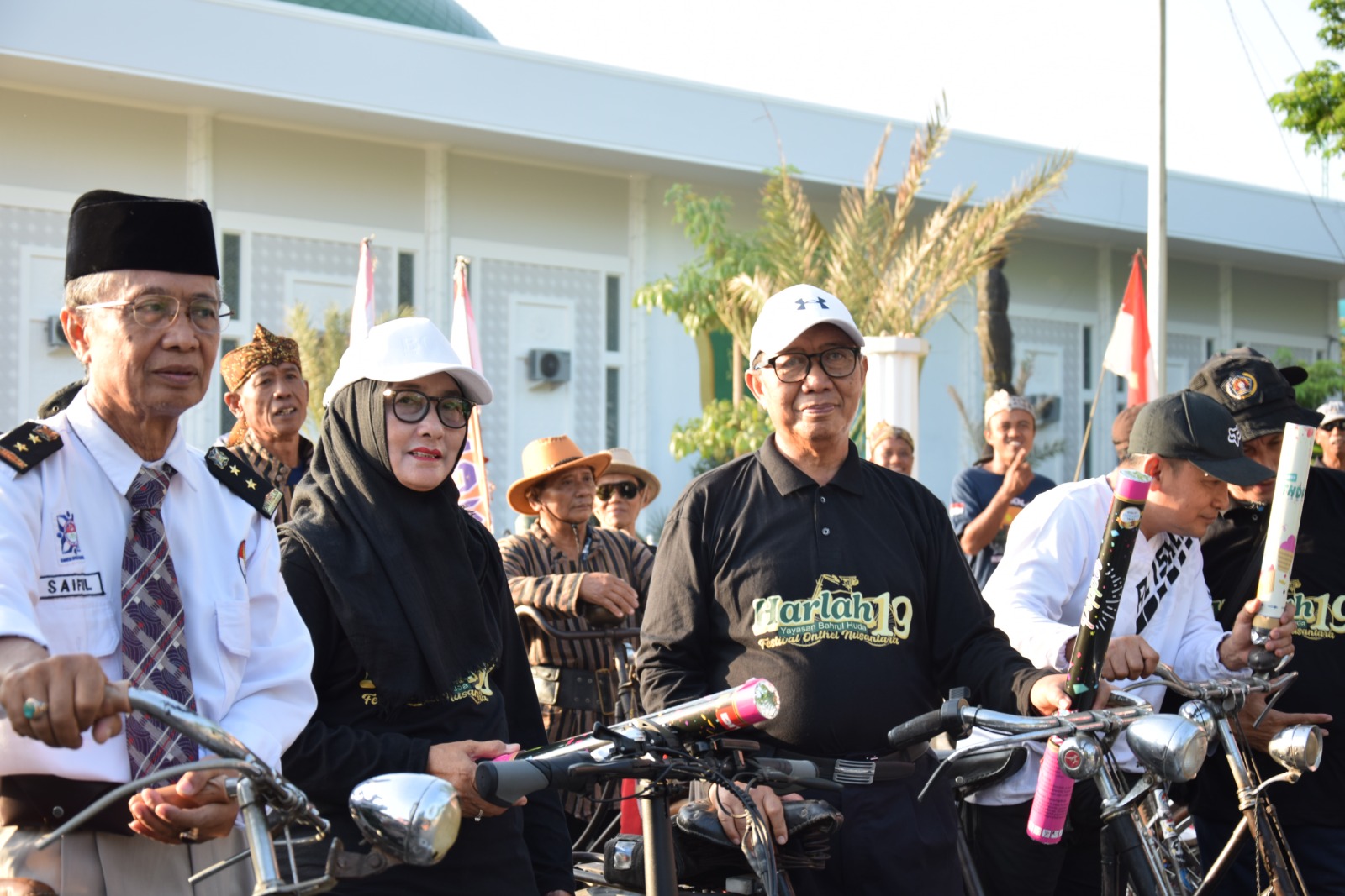 Pengasuh Ponpes Bahrul Huda, KH Fathul Huda (tiga dari kiri) yang turut mengikuti acara gowes.