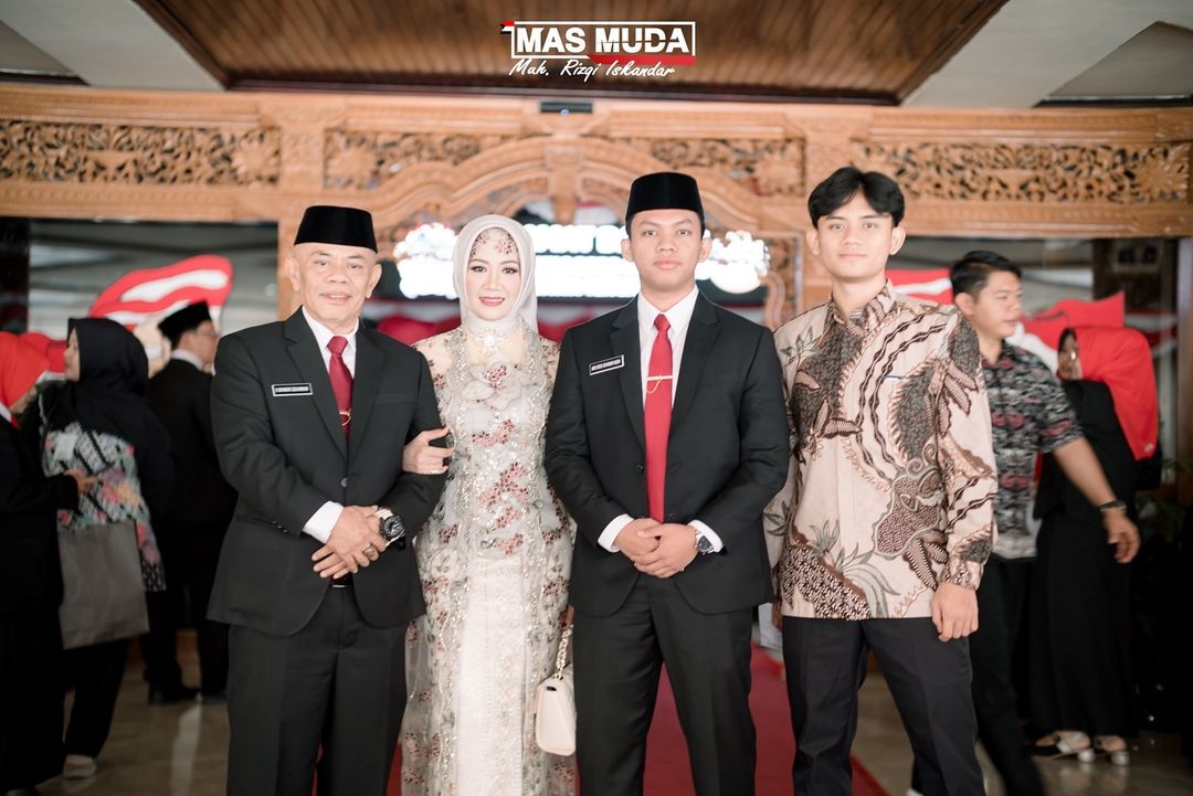 Rizki Iskandar Zulkarnain yang dilantik bareng dengan Ayahnya, Iskandar Zulkarnain.