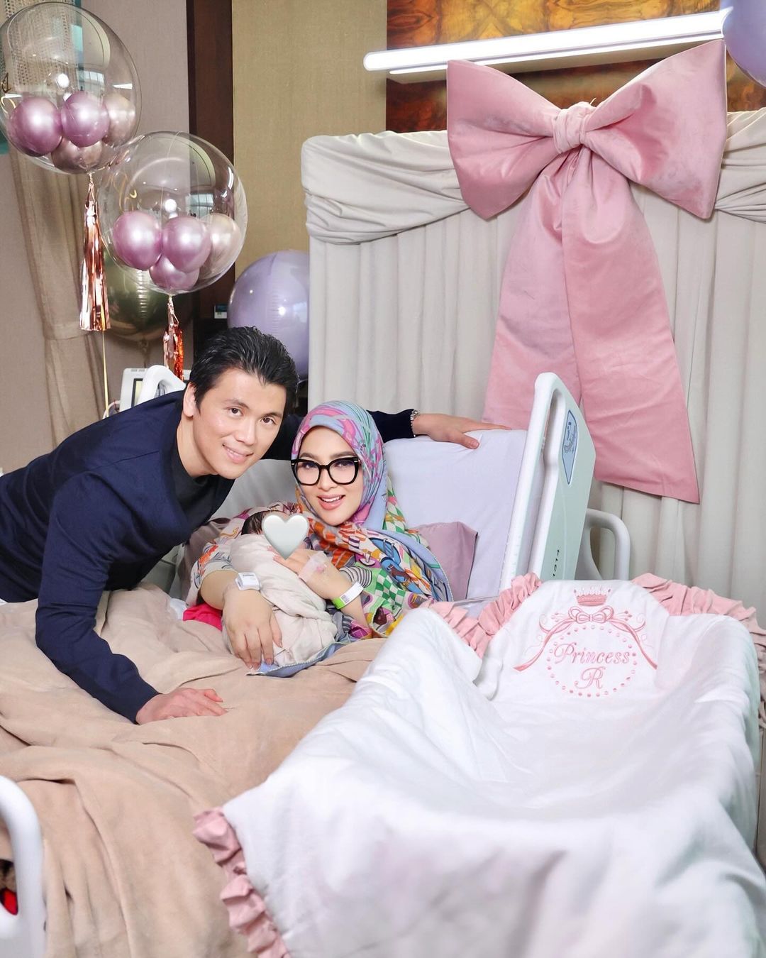 Potret kelahiran Baby R, putri pertama Syahrini bersama Reino Barack di Singapura.