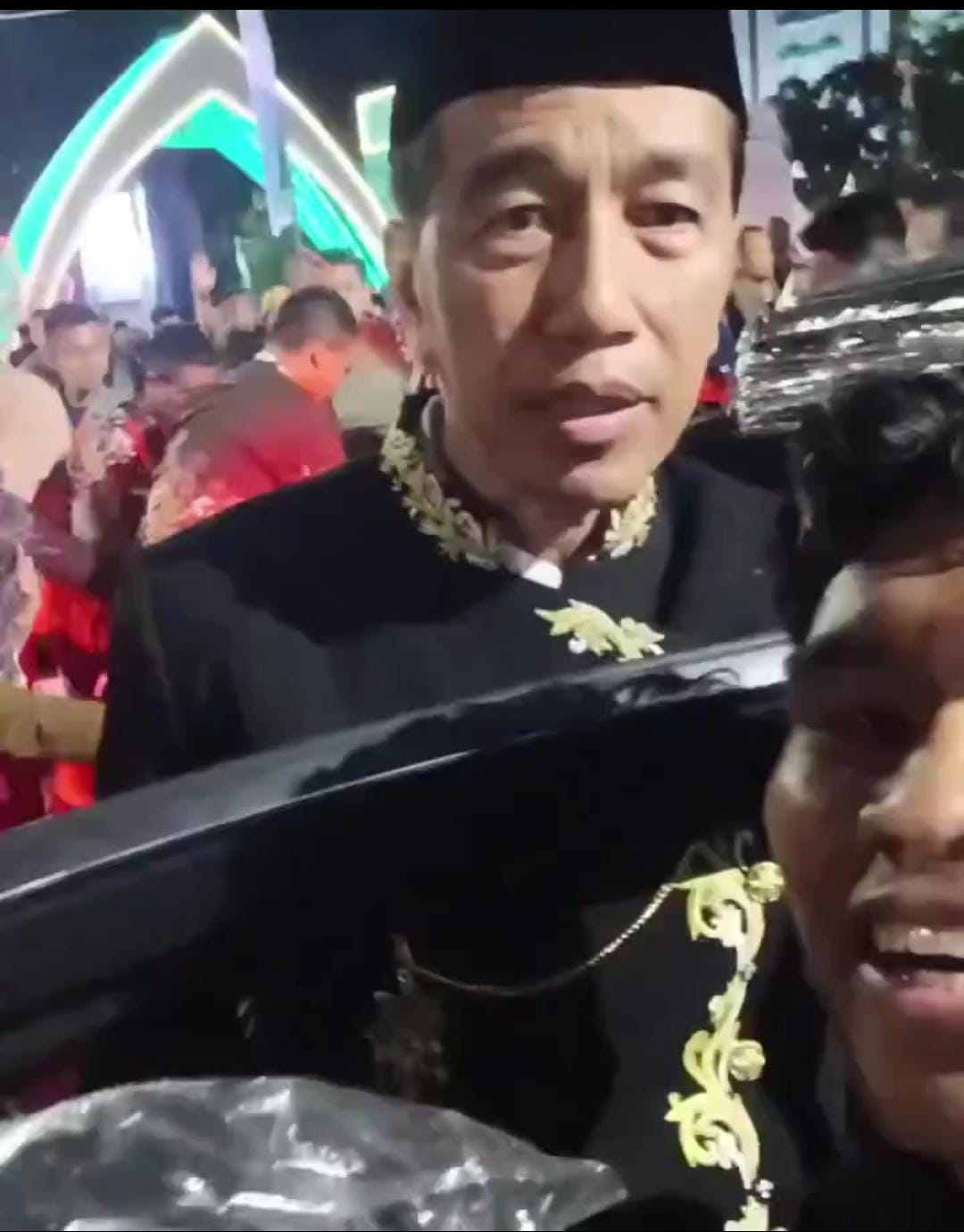 Rekaman Yulianus Agung, mahasiswa yang nekat terobos ring 1 demi selfie dengan presiden Jokowi hingga kena bogem.