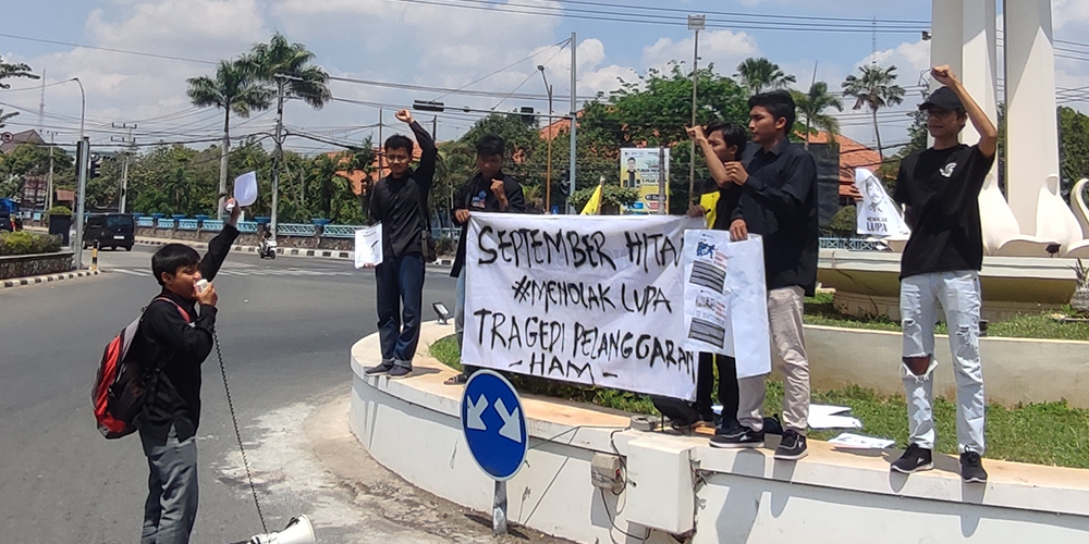 Aliansi Mahasiswa PMII Tuban saat peringati September Hitam di bundaran Patung Letda Sucipto, Tuban, kemarin (11/9).