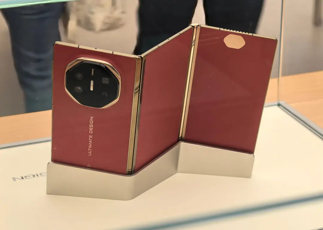 Ponsel lipat tiga Huawei yang baru dirilis dengan harga bikin melongo.