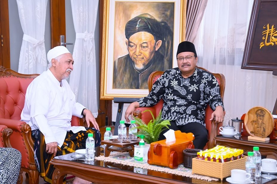 Gus Ipul (kanan) yang baru dilantik menjadi menteri sosial oleh Presiden Jokowi.