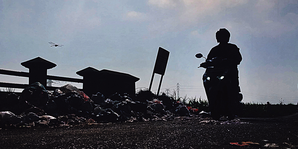 Kondisi sampah menumpuk di atas jembatan di Desa Sambonggede, Kecamatan Merakurak, kemarin (12/9).