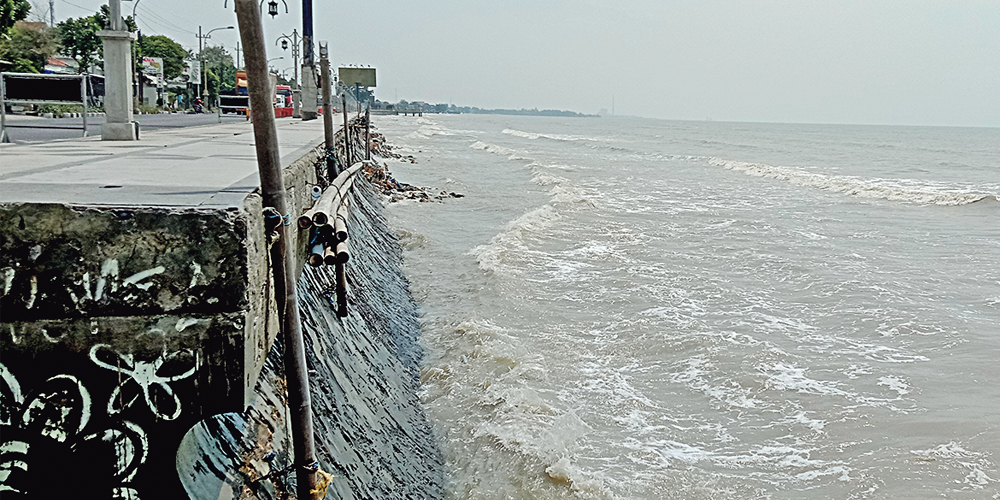 Kondisi air laut di Jalan Martadinata tengah mengalami kenaikan dan bisa mengakibatkan banjir rob saat fenomena supermoon pada Rabu (18/9) nanti.
