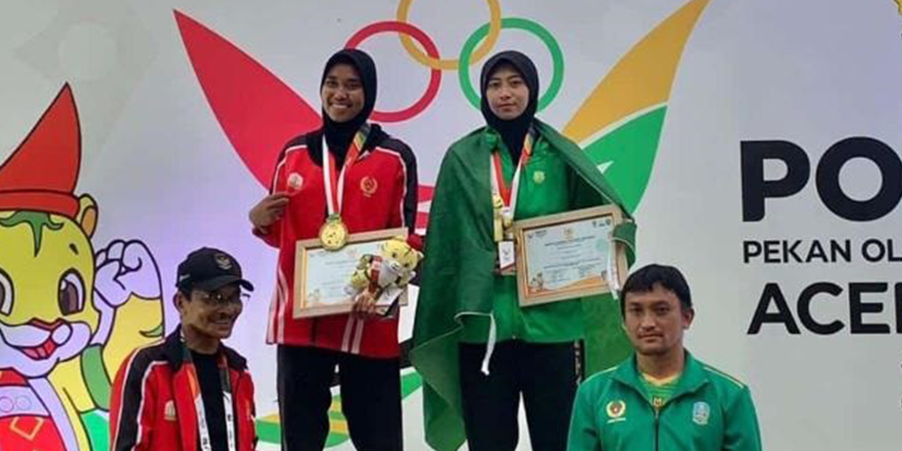 Nabilah Fafriliani Ardiyansyah (dua dari kanan) medali emas cabor atletik nomor lompat tinggi putri PON XXI 2024.