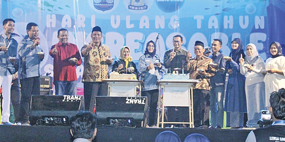 Kepala SMAN 1 tuban Wiwik Widowati bersama  Kacabdin Pendidikan Bojonegoro Tuban Hidayat Rahman, Ketua MKKS SMAN Djoko Srijatno, komite sekolah, pengawas, beserta perwakilan tamu undangan.