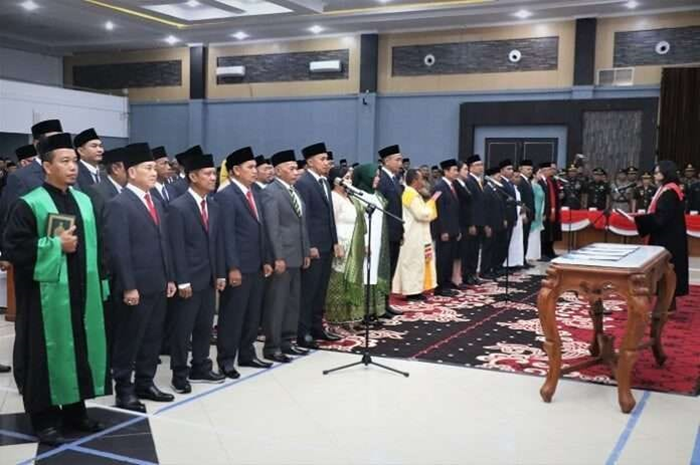 Pelantikan anggota DPRD terpilih Kota Singkawang, termasuk herman yang telah ditetapkan sebagai tersangka kasus pencabulan anak di bawah umur oleh Polres Singkawang.