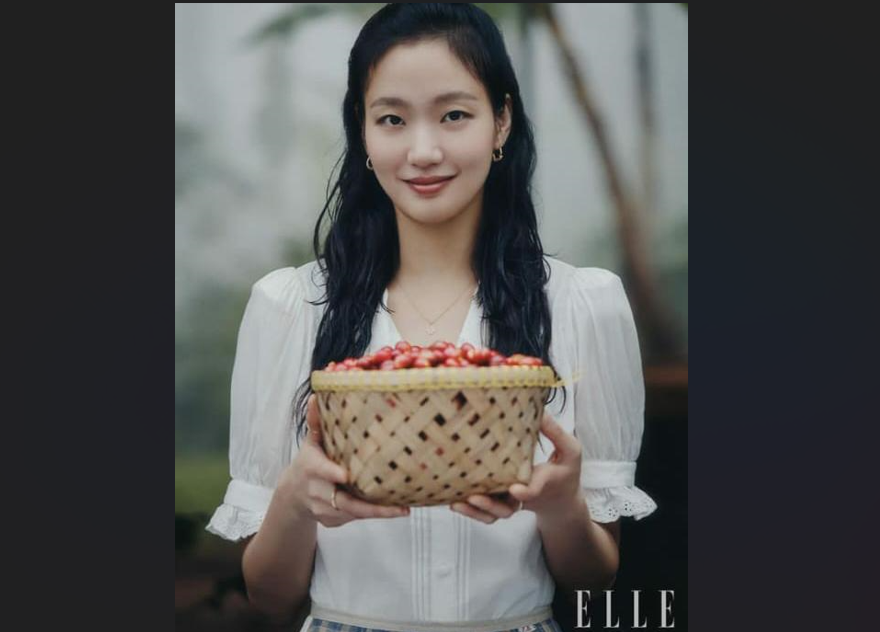 Kim Go Eun saat pemotretan di Kebun Kopi Ciwidey, Bandung, Jawa Barat.