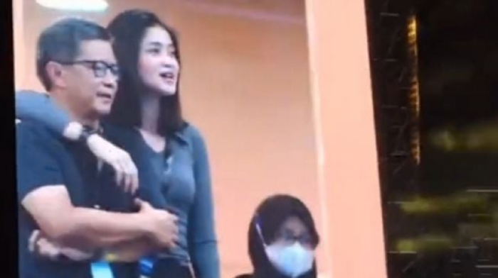 Potretn kedekatan Salsabila Syaira dengan Rocky Gerung yang terekam kamera.