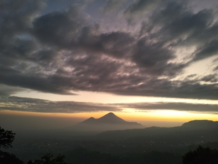 Potret Gunung Lorokan di Mojokerto, Jawa Timur.
