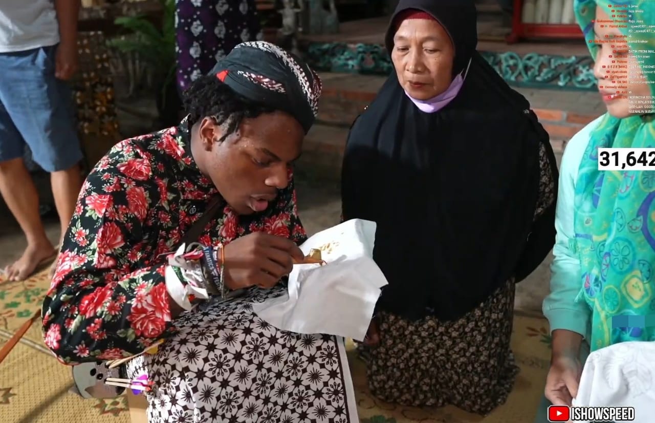 Streamer IShowSpeed saat belajar membatik saat kunjungan ke Yogjakarta.
