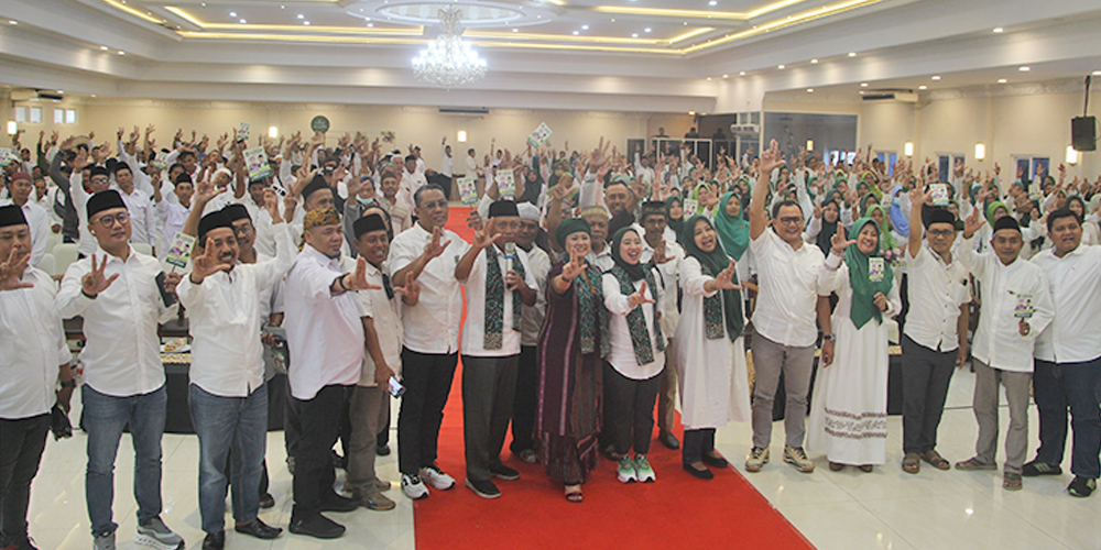Cagub Luluk Nur Hamidah foto bersama dengan jajaran pengurus DPC PKB Tuban dan semua kader.